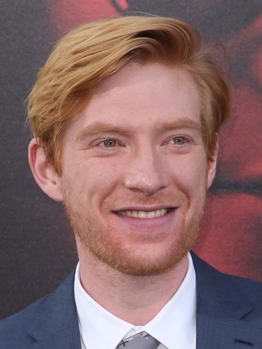 Domhnall Gleeson; Dublin,İrlanda doğumlu İrlandalı  oyuncu, yönetmen, senarist