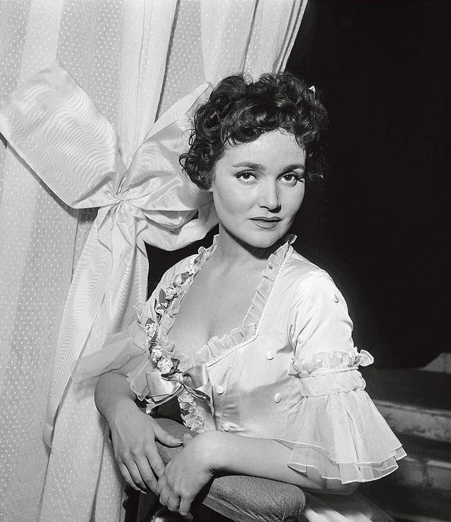 Dominique Blanchar; Paris, Fransa doğumlu Dominique Marie Thérèse Blanchard olarak da bilinen Fransız oyuncu