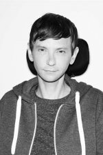 DJ Qualls; Nashville, Tennessee, ABD doğumlu Donald Joseph Qualls olarak da bilinen Amerikalı model oyuncu, yapımcı