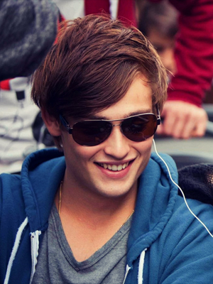 Douglas Booth; Greenwich,Londra,İngiltere doğumlu Douglas John Booth olarak da bilinen İngilizmankenoyuncu, senarist