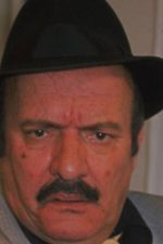 Dursun Ali Sarıoğlu; Çayeli, Rize, Türkiye doğumlu Türk oyuncu