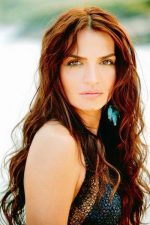 Ebru Akel; Alsancak, İzmir, Türkiye doğumlu Türk oyuncu