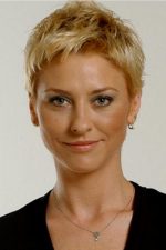 Ece Uslu; İzmir, Türkiye doğumlu Türk oyuncu