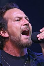 Eddie Vedder; Evanston, Illinois, ABD doğumlu Amerikalı besteci (tema müziği), gitarist oyuncu, besteci