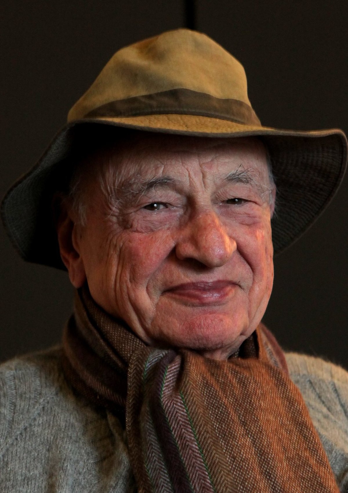 Edgar Morin; Paris, Fransa doğumlu Fransız filozof, sosyologoyuncu, senarist, yönetmen