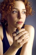 Elif Sönmez; İstanbul, Türkiye doğumlu Türk oyuncu