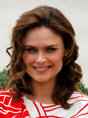 Emily Deschanel; Los Angeles, Kaliforniya, ABD doğumlu Emily Erin Deschanel olarak da bilinen Amerikalı oyuncu, ortak yapımcı, yapımcı