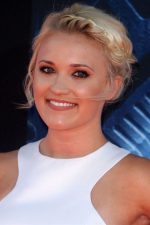 Emily Osment; Los Angeles, Kaliforniya, ABD doğumlu Emily Jordan Osment olarak da bilinen Amerikalı oyuncu, seslendirme sanatçısı