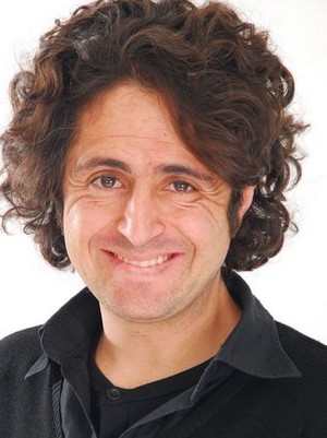 Emre Ertunç; Hakkari, Türkiye doğumlu Türk oyuncu