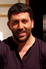 Emre Kınay; İstanbul, Türkiye doğumlu Türk oyuncu