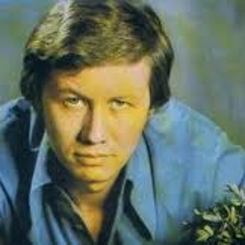 Esin Engin; Sivas, Türkiye doğumlu Türk besteci, müzisyen, oyuncu