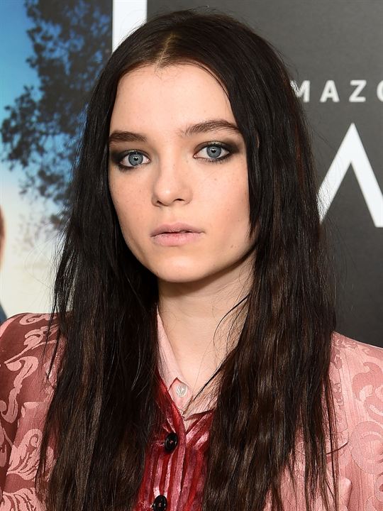 Esme Creed-Miles; Barnet,Londra,İngiltere doğumlu İngiliz  oyuncu