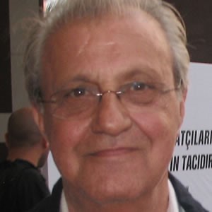 Feyzi Tuna; Balıkesir, Türkiye doğumlu Türk yönetmen, oyuncu, senarist