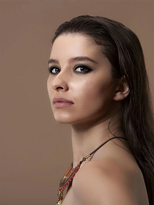 Açelya Özcan; İstanbul, Türkiye doğumlu Türk oyuncu