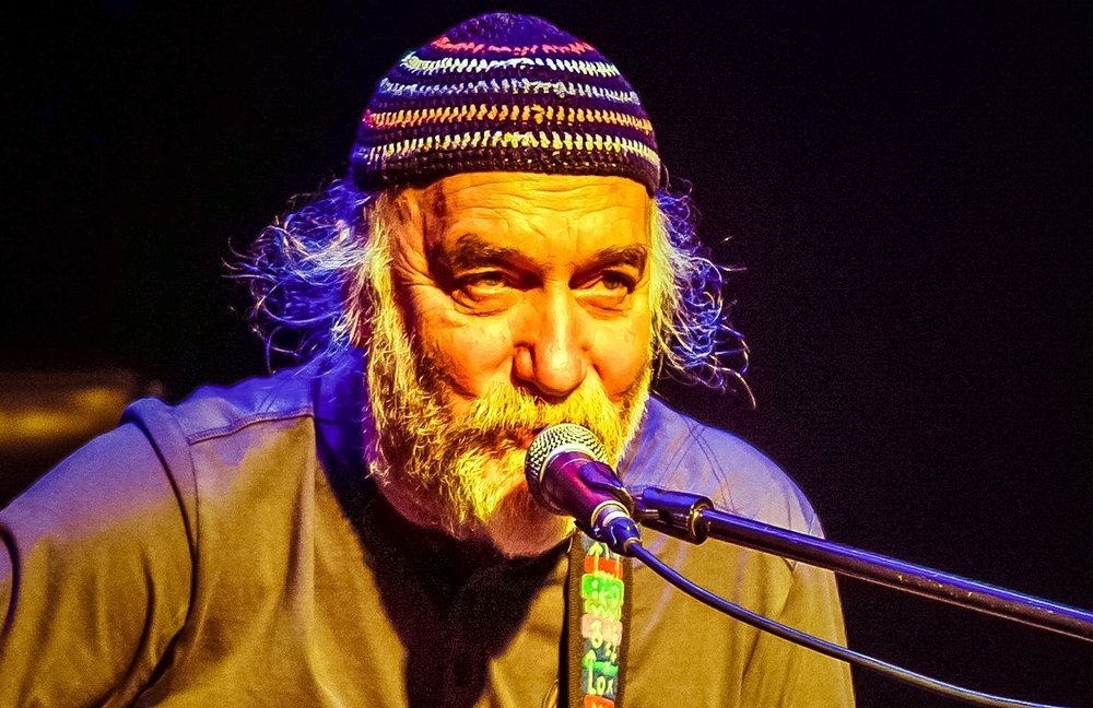 Fuat Saka; Trabzon, Türkiye doğumlu Türk müzisyen, oyuncu