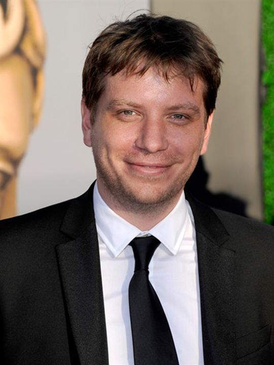 Gareth Edwards (V); Nuneaton,Warwickshire,İngiltere doğumlu Gareth James Edwards olarak da bilinen İngiliz  yönetmen, görüntü yönetmeni, özel efektler