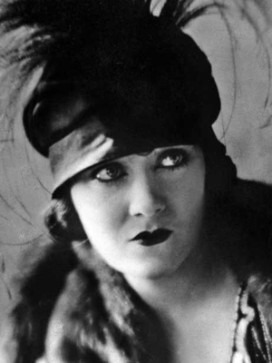 Gloria Swanson; Gloria Mae Josephine Swanson olarak da bilinen Amerikalı oyuncu