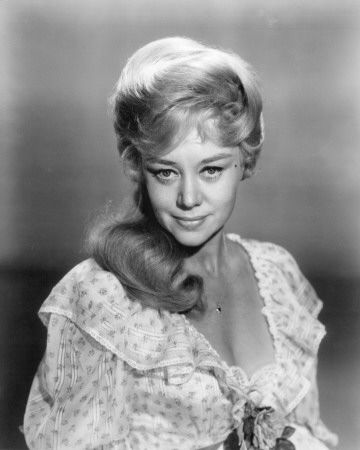 Glynis Johns; Glynis Margaret P. Johns, The Girl with the Upside-Down Eyes olarak da bilinen Güney Afrikalı oyuncu