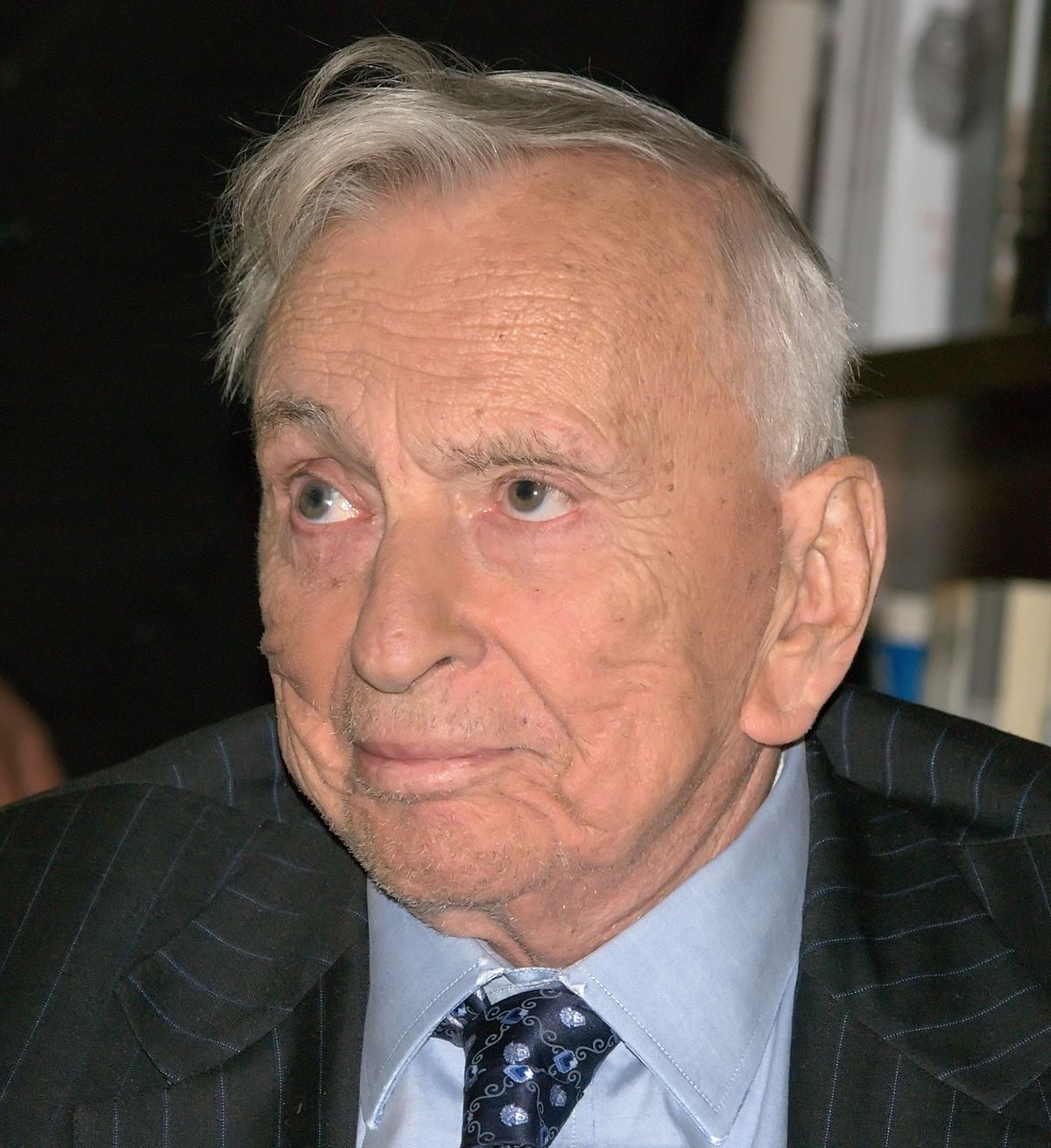 Gore Vidal; West Point, New York, ABD doğumlu Eugene Luther Gore Vidal olarak da bilinen Amerikalı aktivist oyuncu, senarist