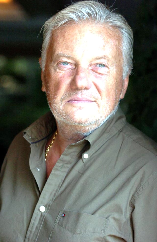 Göksel Arsoy; Kayseri, Türkiye doğumlu Altın Çocuk olarak da bilinen Türk oyuncu, yapımcı