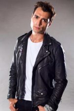 Hakan Kurtaş; İzmir, Türkiye doğumlu Türk oyuncu