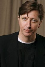 Hal Hartley; Ned Rifle olarak da bilinen Amerikalı yönetmen, senarist, yapımcı, besteci