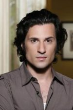 Hal Ozsan; Gazimağusa,Kıbrıs doğumlu İngiliz oyuncu, müzisyen