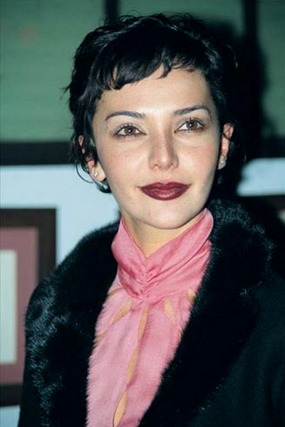 Hande Ataizi; Bursa, Türkiye doğumlu Türk oyuncu