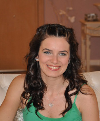 Hayal Kahraman Özalp; Büyükada, İstanbul, Türkiye doğumlu Türk oyuncu