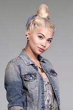 Hayley Kiyoko; Los Angeles, Kaliforniya, ABD doğumlu Amerikalı oyuncu, müzisyen
