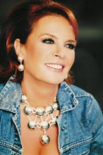 Hülya Koçyiğit; Üsküdar, İstanbul, Türkiye doğumlu Türk oyuncu