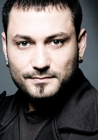 Hüsnü Şenlendirici; Bergama, İzmir, Türkiye doğumlu Türk oyuncu, müzisyen