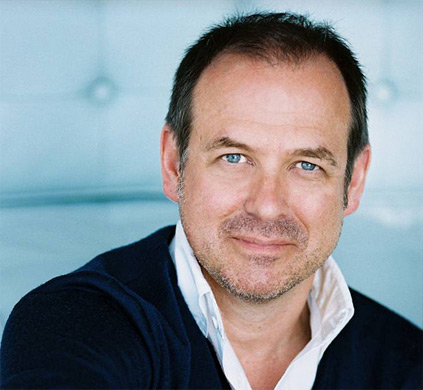 Ian James Corlett; Burnaby,Britanya Kolumbiyası,Kanada doğumlu Kanadalı  oyuncu, seslendirme sanatçısı, yazar