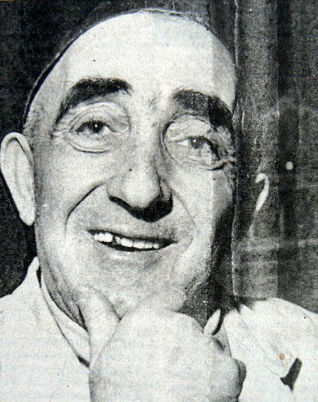 İsmail Hakkı Dümbüllü; Üsküdar, İstanbul, Türkiye doğumlu Türk oyuncu