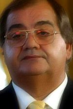 İsmail İncekara; Bursa, Türkiye doğumlu Türk oyuncu