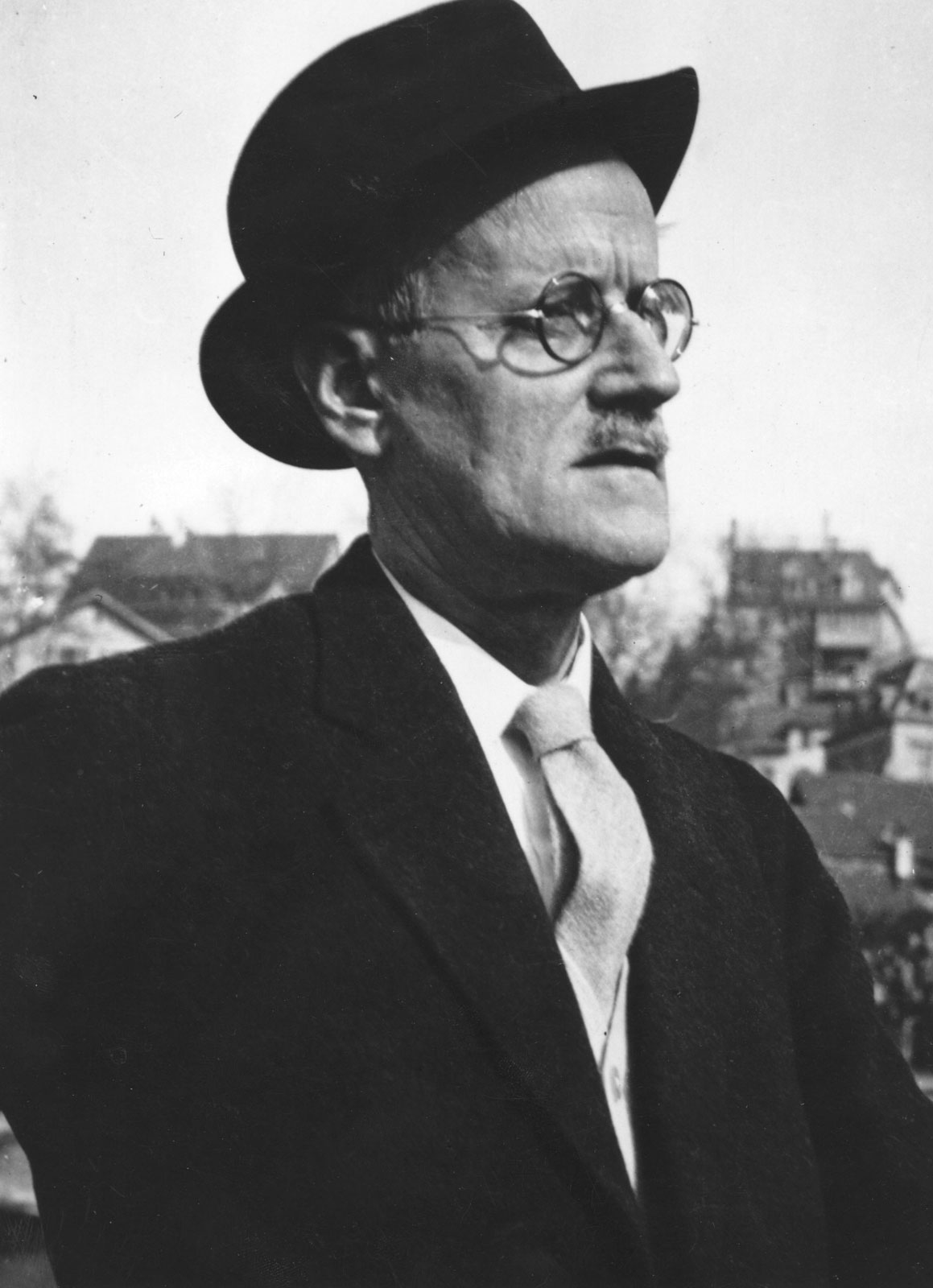 James Joyce; Rathgar,Dublin,İrlanda doğumlu İrlandalışair, öğretmen, eleştirmenyazar