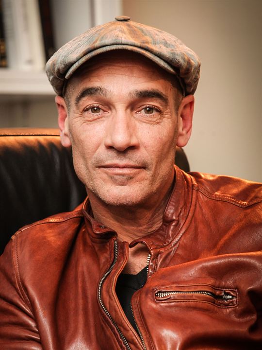 Jean-Marc Barr; Bitburg, Renanya-Palatina, Almanya doğumlu Fransız oyuncu, görüntü yönetmeni, senarist