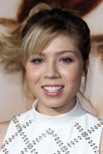Jennette McCurdy; Long Beach, Kaliforniya, ABD doğumlu Amerikalı şarkıcı, söz yazarı oyuncu