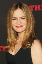 Jennifer Jason Leigh; Jennifer Lee Morrow olarak da bilinen Amerikalı oyuncu, senarist, yapımcı