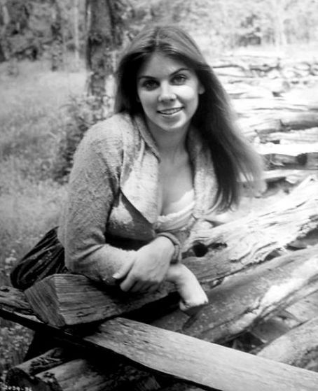 Jo Ann Harris; Los Angeles, Kaliforniya, ABD doğumlu Amerikalı oyuncu, seslendirme sanatçısı