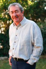 John Flanagan; Sidney, Yeni Güney Galler, Avustralya doğumlu Avustralyalı oyuncu, senarist, creator/showrunner, yazar