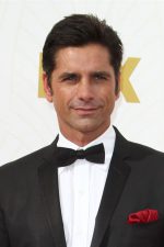 John Stamos; Cypress, Orange, Kaliforniya, ABD doğumlu Amerikalı oyuncu, yapımcı, uygulayıcı yapımcı