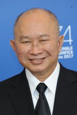 John Woo; Guangzhou, Guangdong, Çin doğumlu Wu Yusen olarak da bilinen Hong Konglu yönetmen, senarist, yapımcı