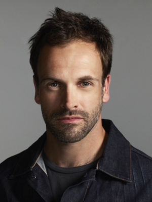 Jonny Lee Miller; Kingston upon Thames,Londra,İngiltere doğumlu İngiliz  oyuncu, yönetmen