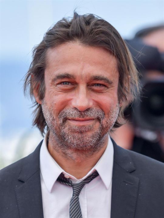 Jordi Mollà; Barselona, Katalonya, İspanya doğumlu İspanyol ressam, oyuncu, senarist, yönetmen, yazar