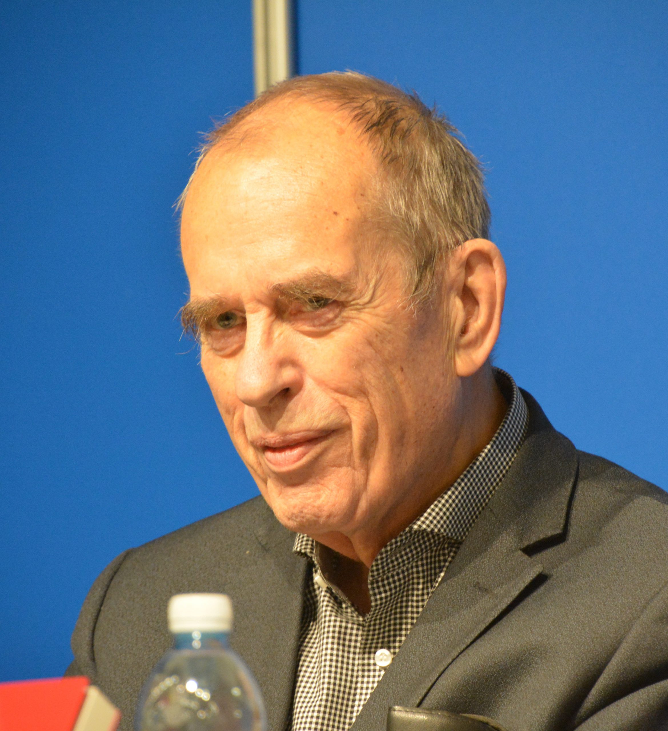 Jörn Donner; Helsinki,Finlandiya doğumlu Jörkka  olarak da bilinen Fineleştirmen, siyasetçisenarist, yapımcı, yönetmen, yazar