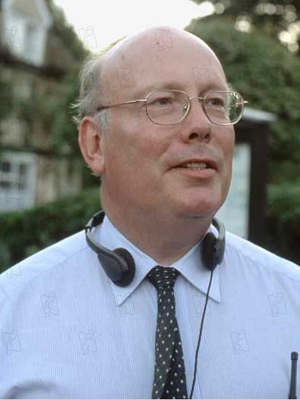 Julian Fellowes; Kahire,Mısır doğumlu Julian Alexander Kitchener-Fellowes, Baron Fellowes of West Stafford olarak da bilinen İngiliz  senarist, oyuncu, idari yapımcı, yazar