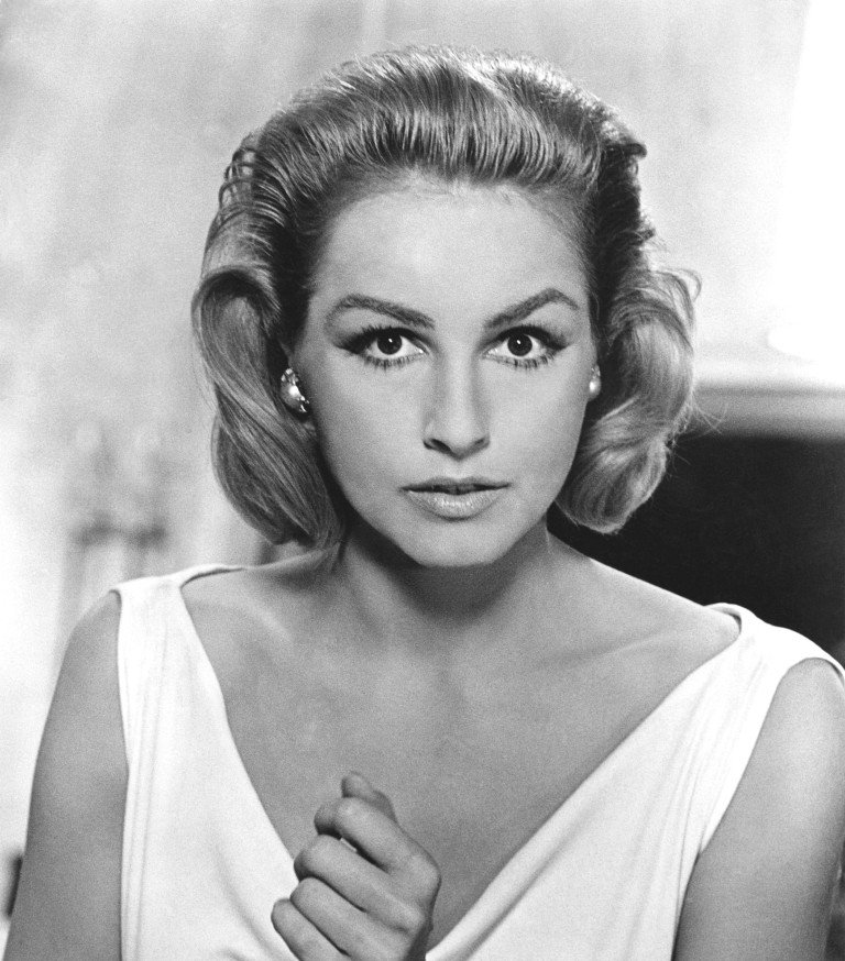 Julie Newmar; Los Angeles, Kaliforniya, ABD doğumlu Amerikalı oyuncu