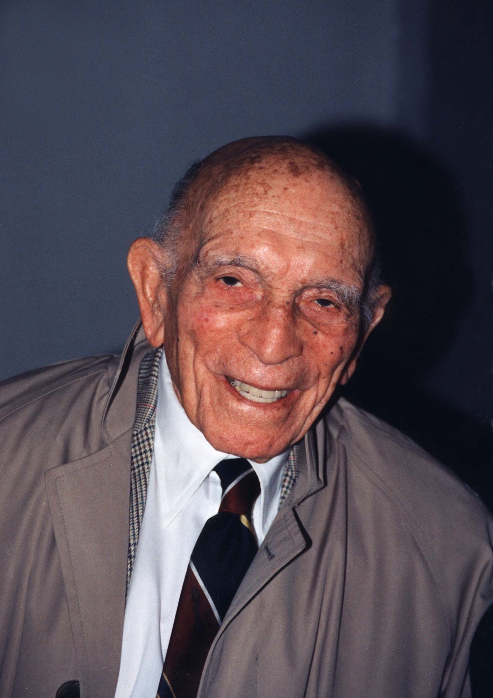 Julius J. Epstein; New York City, New York, ABD doğumlu Amerikalı senarist