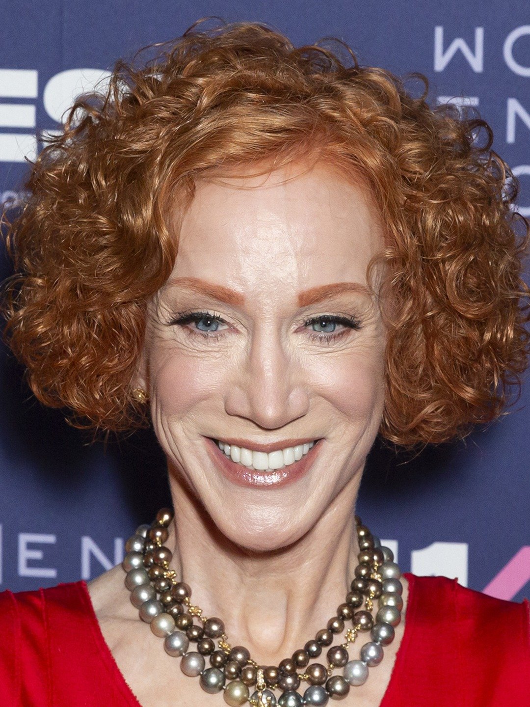 Kathy Griffin; Oak Park, Illinois, ABD doğumlu Amerikalı komedyen, sunucu oyuncu, senarist, yapımcı